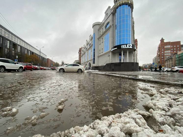 На парковке у ТЦ «Утюг» в Туле образовалось «море»