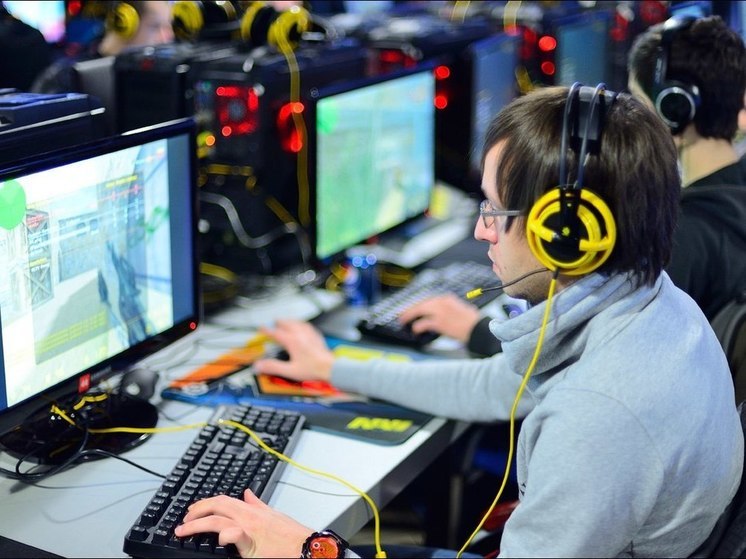 Подростки из Хакасии сражаются на соревнованиях по киберспорту