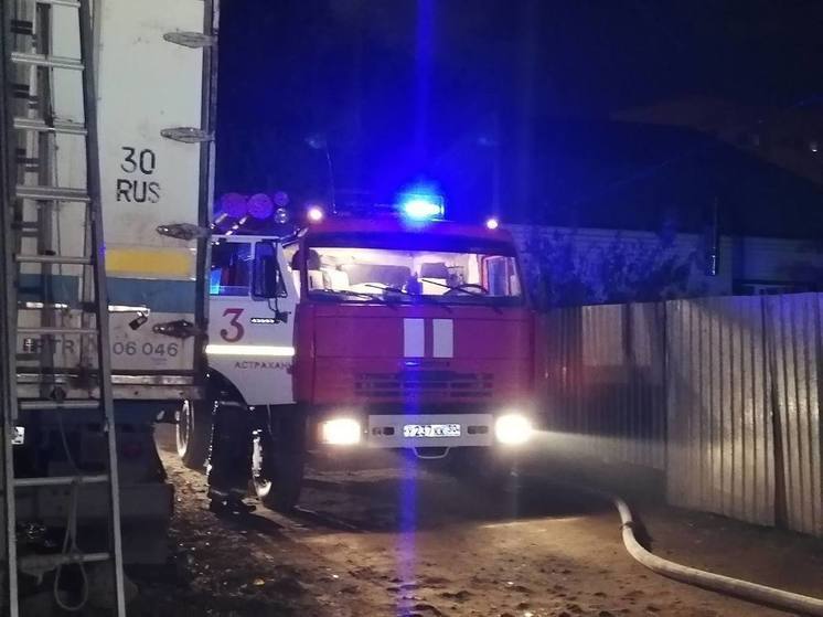  Под Астраханью спасатели тушили пожар в частном секторе