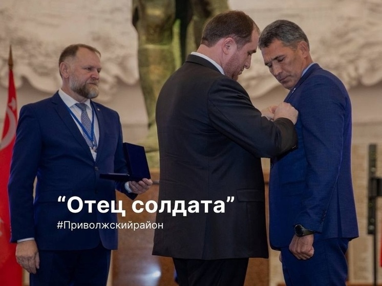 Главе села Осыпной бугор вручили медаль «Отец солдата»