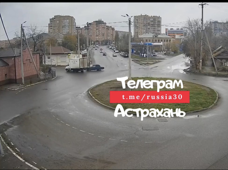 В Астрахани перевернулся грузовик после столкновения с отечественным автомобилем