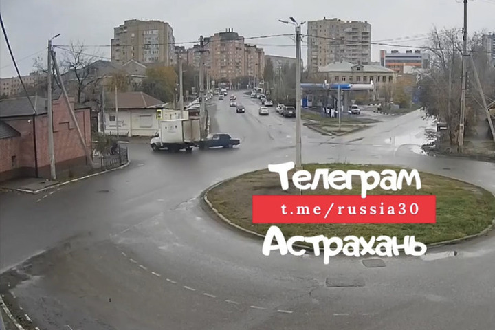 В Астрахани перевернулся грузовик после столкновения с отечественным автомобилем