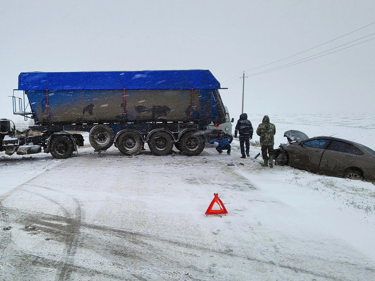Под Орлом легковушка столкнулась с грузовиком