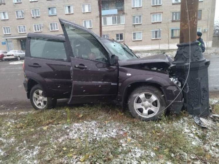 В Уварове пьяный водитель внедорожника врезался в столб, покалечив пассажира