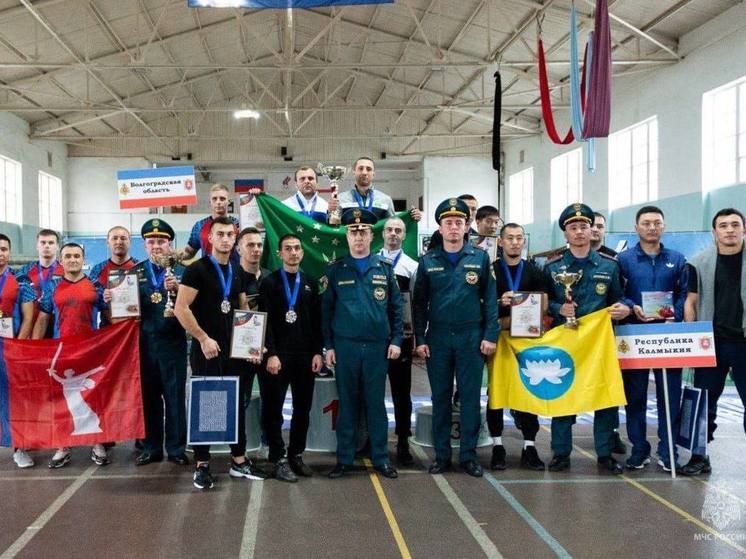 Спасатели Калмыкии приняли участие в окружном турнире по гиревому спорту