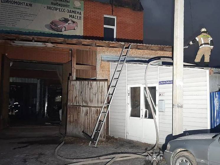 Пожарные Новосибирска спасли 18-летнего подростка из горящего дома