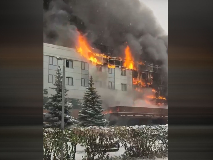 В Набережных Челнах загорелся отель