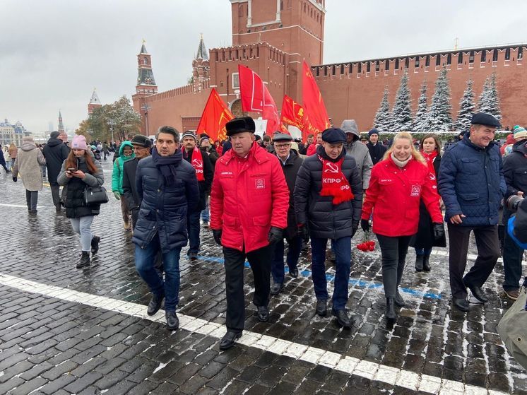 Коммунисты отметили 105-летие комсомола походом к Ленину
