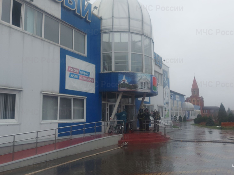 Спасатели эвакуировали 21 человека из спорткомплекса в Брянске