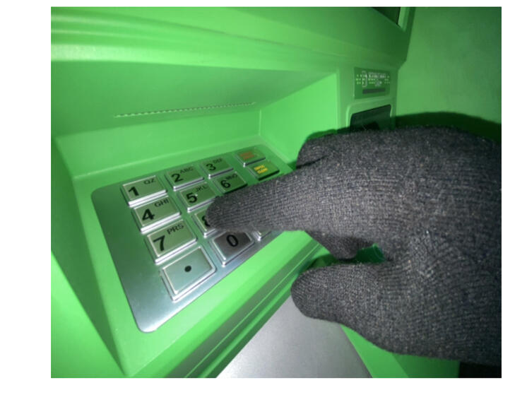 Неизвестный похитил с карты жителя Вязьмы деньги