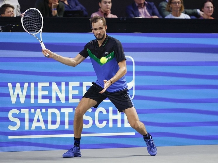 Медведев вышел в финал теннисного турнира в Вене