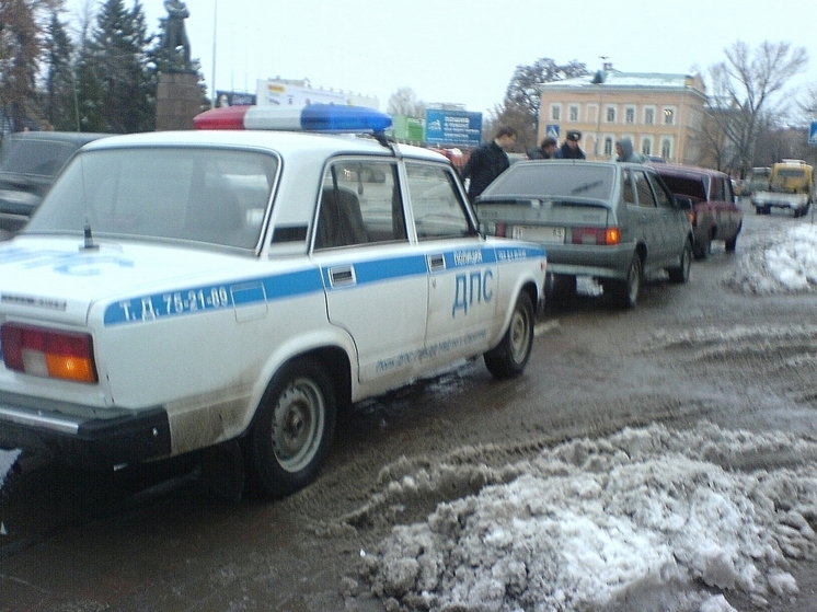 В Саратове инспекторы ДПС водителям раздавали подарки