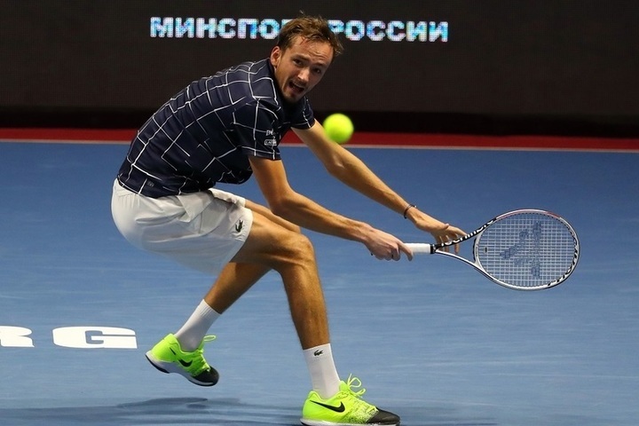 Медведев обыграл Циципаса и вышел в финал турнира в Вене