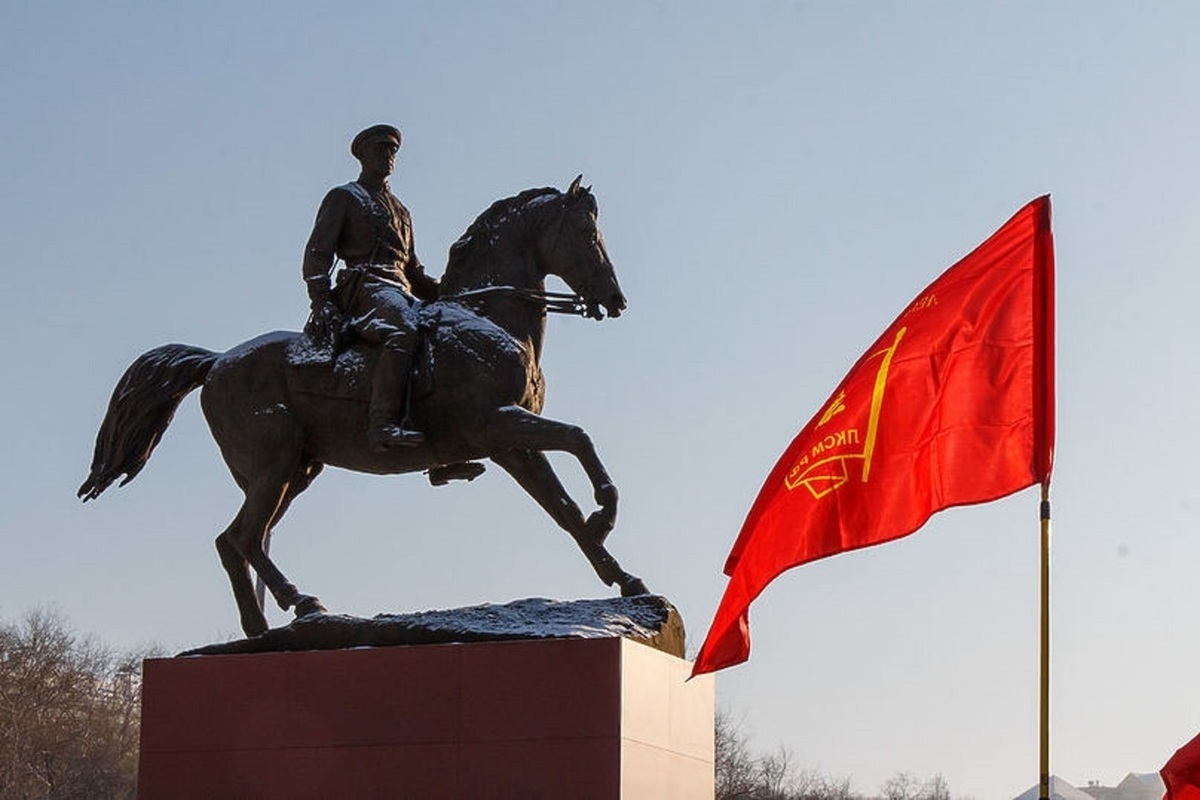 Комсомольская улан удэ. Памятник Рокоссовскому в Улан-Удэ. Памятник маршалу Рокоссовскому в Улан Удэ. Памятник Константину Рокоссовскому Улан Удэ. Рокоссовский Константин Константинович Улан-Удэ.