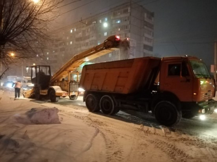 Омская мэрия закупает к зиме семь самосвалов для уборки дорог от снега