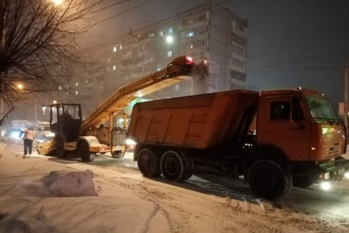 Омская мэрия закупает к зиме семь самосвалов для уборки дорог от снега
