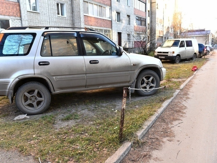 В Ярославле выписывают новые штрафы за парковку на газонах