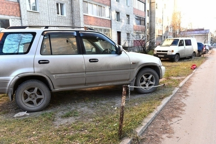 В Ярославле выписывают новые штрафы за парковку на газонах