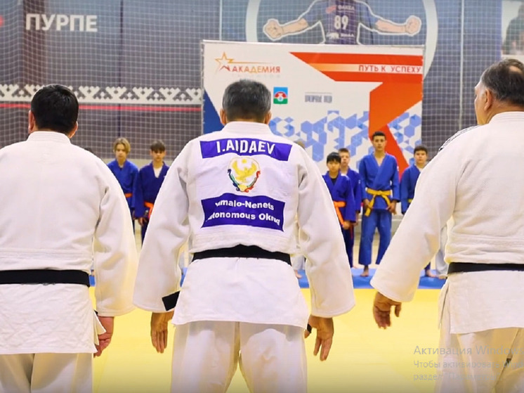 Олимпийский чемпион провел мастер-класс для юных борцов из Надымского района