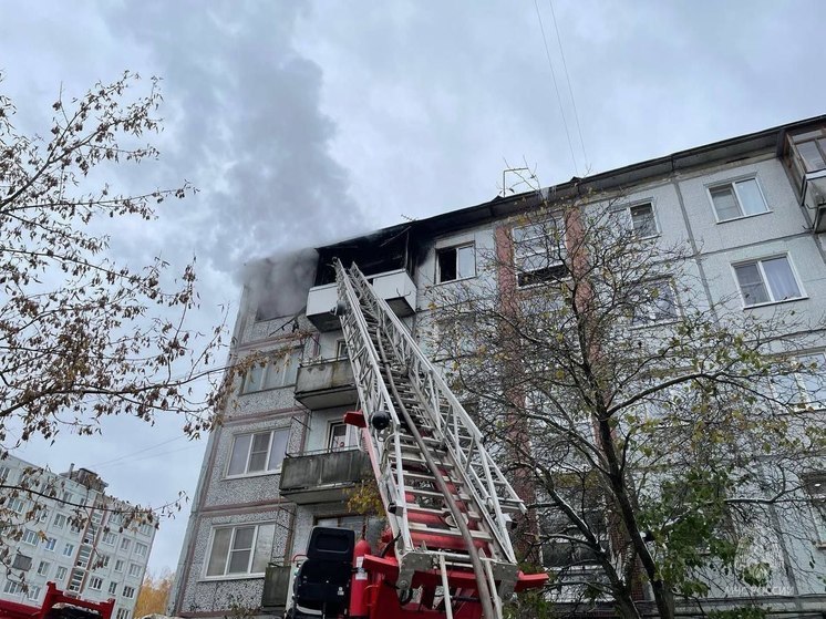 Два человека пострадали при пожаре в пятиэтажке в Великом Новгороде