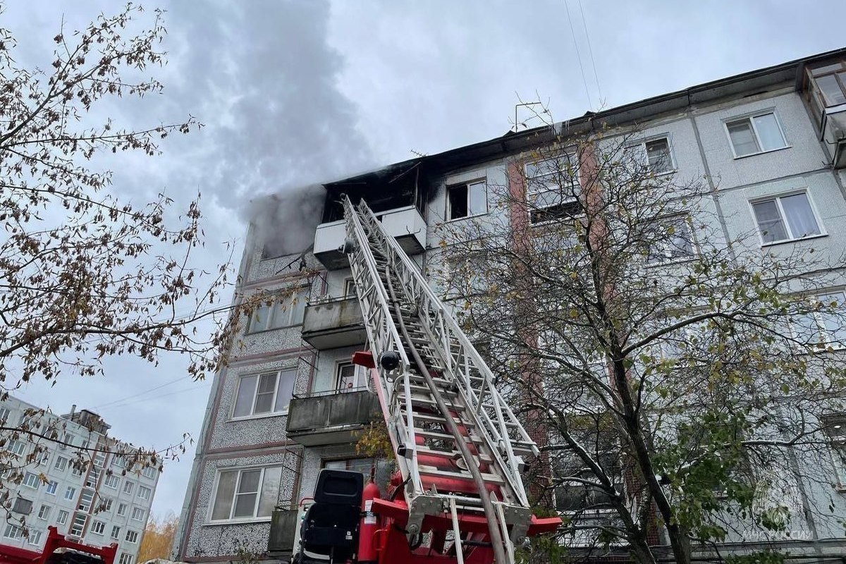 Два человека пострадали при пожаре в пятиэтажке в Великом Новгороде - МК  Великий Новгород