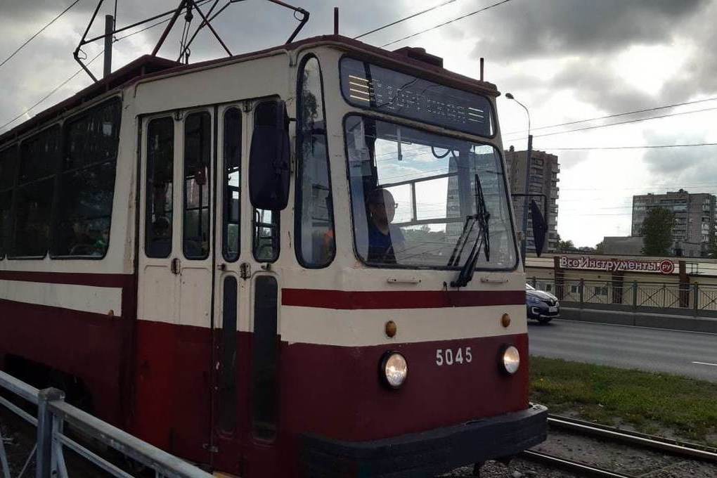 В центре Калининграда демонтирую троллейбусные провода