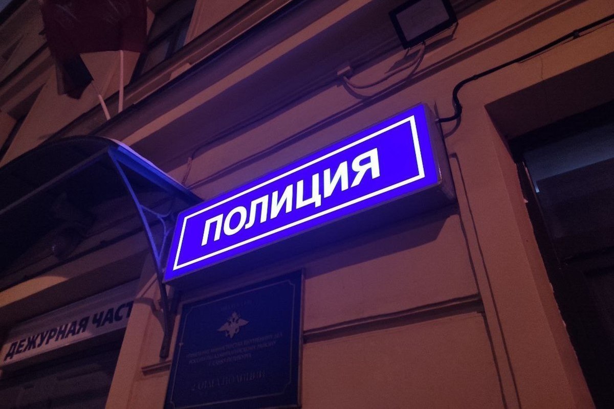 В Петербурге пьяный мужчина угнал машину, устроил ДТП и въехал в фонарный столб