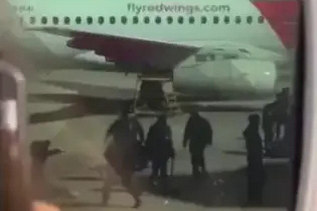 Появилось видео беспорядков в аэропорту Махачкалы