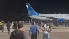 Камни, прорыв радикалов, больные дети: видео беспорядков в аэропорту Дагестана 