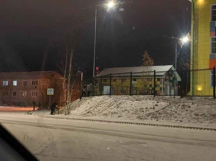 В Губкинском дети катаются с горки и у дороги и вылетают на проезжую часть