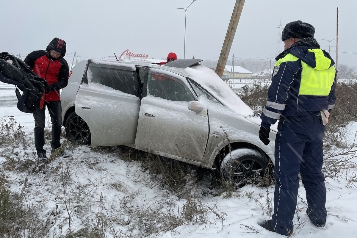 Toyota Opa влетела в опору освещения на свердловской дороге, пострадал  ребенок - МК Екатеринбург