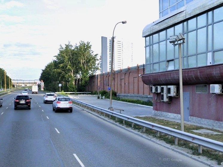 Двое пострадали в Екатеринбурге при наезде машины на фонарный столб