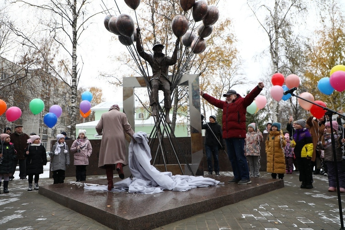 Памятник художнику Владимиру Корбакову открыли в Вологде - МК Вологда