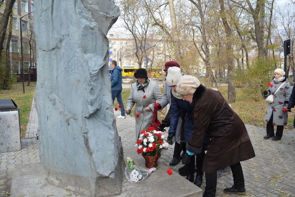 Памятник жертвам сталинских репрессий луганск. Комсомольск-на-Амуре камень памятный камень. Памятник жертвам политических репрессий Новосибирск. Памятник жертвам политических репрессий Комсомольска-на-Амуре. Памятный камень Комсомольск-на-Амуре.