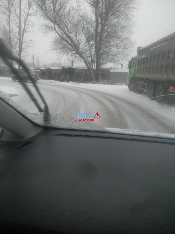 Из-за непогоды в Твери опрокинулся самосвал