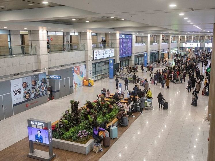 Трое россиян уже больше года живут в аэропорту Южной Кореи