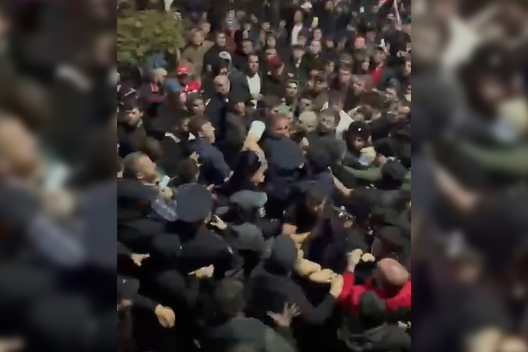 Footage of chaos at Makhachkala airport: protests, Palestinian flags, arrests