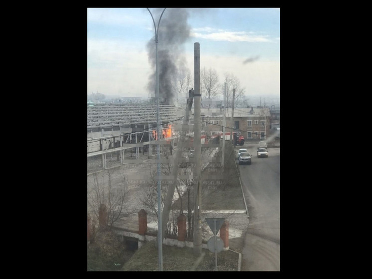 Пожар произошел возле предприятия в кузбасском городе