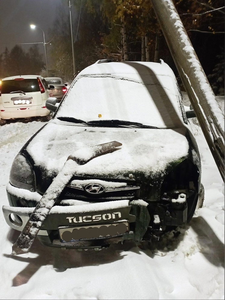 Пожилой водитель из-за снегопада протаранил столб в Петрозаводске