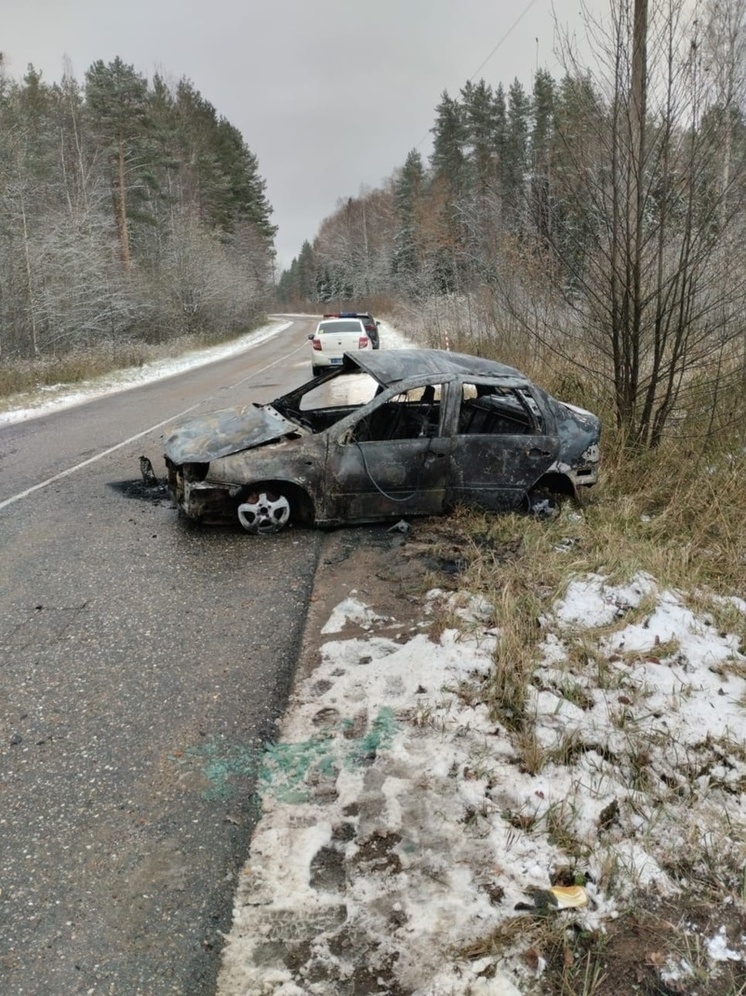 В Бологовском районе Тверской области опрокинулась и сгорела легковушка