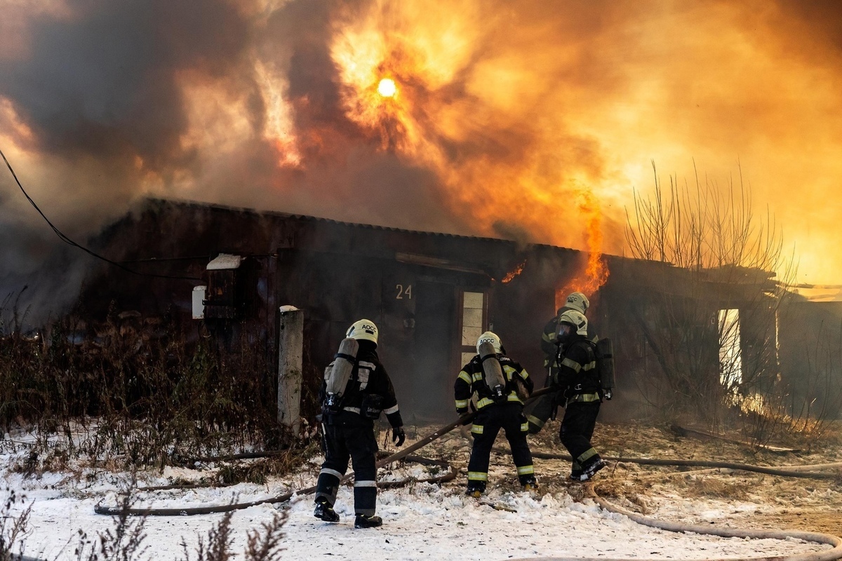 В Архангельске ликвидировали крупный пожар в гаражном кооперативе