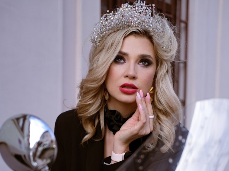 В Новосибирске блогер Виктория Аршина представила клип на песню «Дышит маточкой»