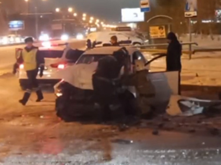 В Барнауле иномарка врезалась в скорую