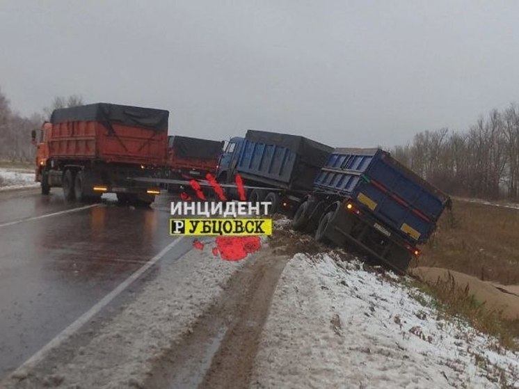 В Алтайском крае с трассы слетел КамАЗ с прицепом, груженный зерном