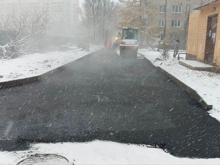 В Ярославле дорожные службы продолжают класть асфальт в снег