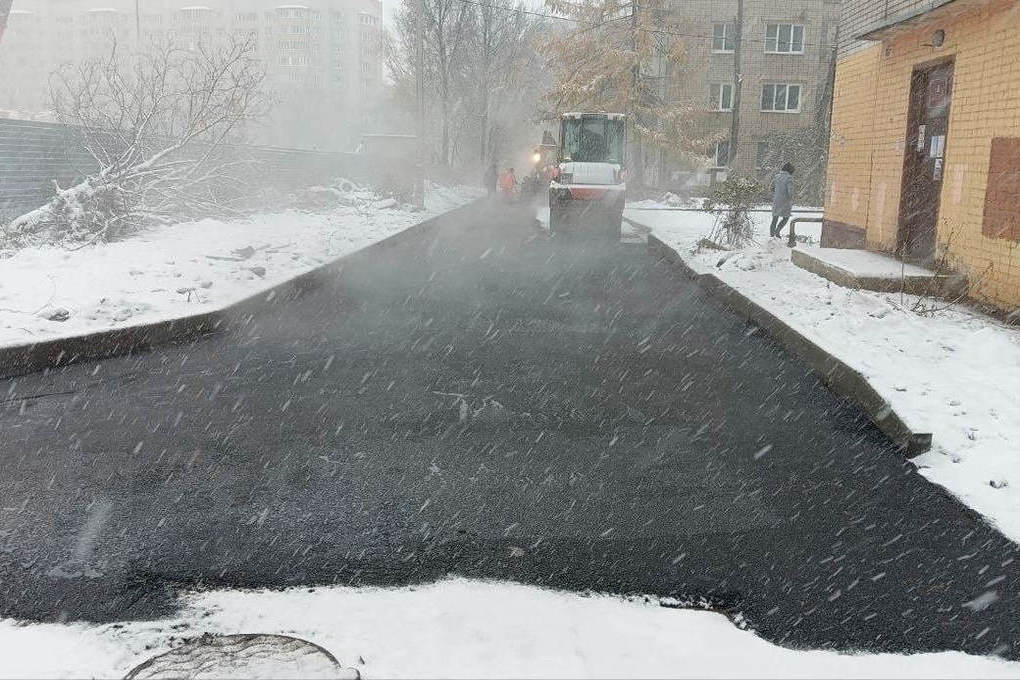 В Ярославле дорожные службы продолжают класть асфальт в снег