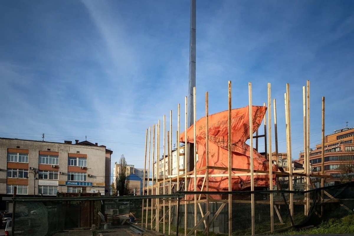В Курске началась реставрация обелиска «Борцам за советскую власть»