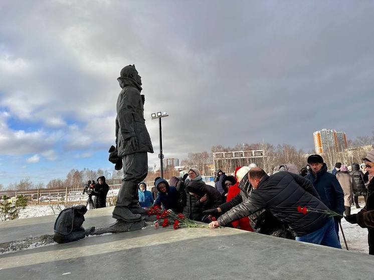 Почтили память: сургутяне возложили цветы памятнику жертв политрепрессий
