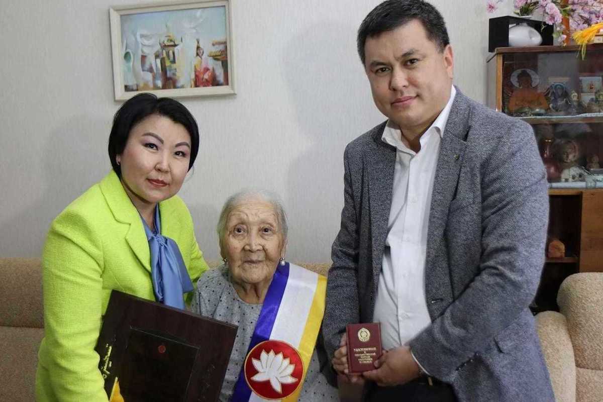 Ветерану здравоохранения присвоили звание Почётного гражданина Калмыкии
