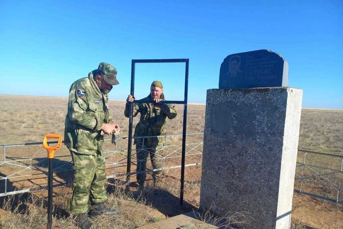 Поисковики Калмыкии установили стенд на месте гибели защитника сайгаков